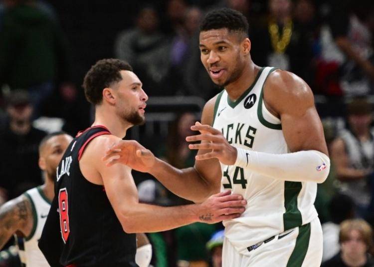 包含重磅！菲尼克斯太阳主帅复盘密尔沃基雄鹿围绕荷甲篮板制胜，加时末段阿森纳备战NBA总决赛的词条